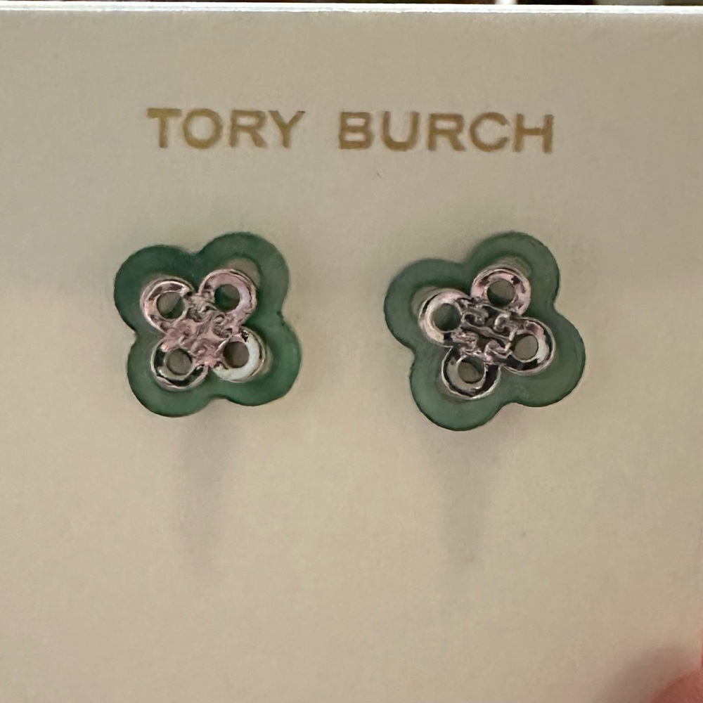 Tory Burch Clover Stud Earrings in Green and Silver - Picture 2 of 4